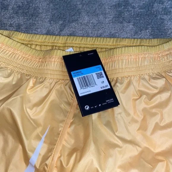 Nike Swoosh Run Women’s Running Shorts, NWT Size Medium - Picture 7 of 7